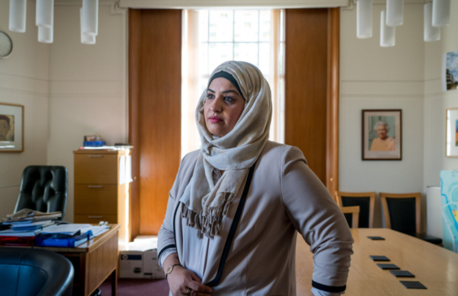 Saima Ashraf, 39 ans, à la mairie de Barking, à Londres, où elle travaille. Elle dit qu’elle n’aurait jamais pu accomplir en France ce qu’elle a construit à Londres en portant le voile. Credit Andrew Testa pour le New York Times