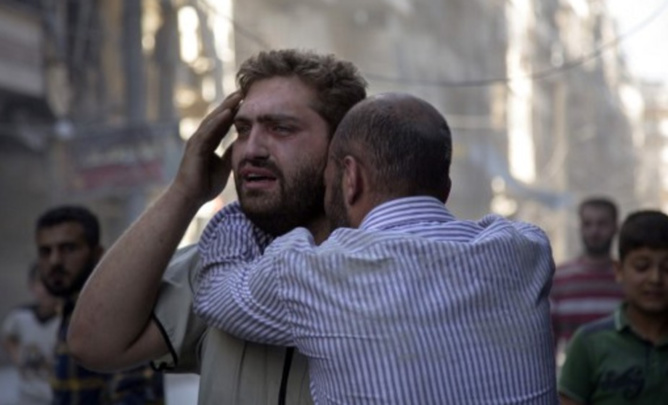 Alep, le 27 septembre. Le corps sans vie d'un enfant vient d'être sorti des décombres. Karam al-Masri/AFP