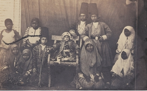 Cette photo de princes, d’enfants de dignitaires et de domestiques a été prise à la cour de Nasir al-Din Shah, un roi de la dynastie Qasar, à Téhéran au XIXe siècle. Les enfants noirs étaient connus sous le nom de khanezad, « né dans la maison »