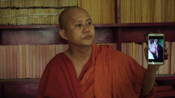 Le moine birman Wirathu sait mettre à profit les réseaux sociaux pour propager sa haine islamophobe. Une scène du documentaire "Le Vénérable W." de Barbet Schroder. Photo Les Films du Losange