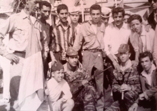 Le jeune Khaled Bentounes en bas à gauche portant le drapeau algérien pendant le cessez le feu au printemps 1962, guide spirituel actuel depuis 1975 (photographie privée).