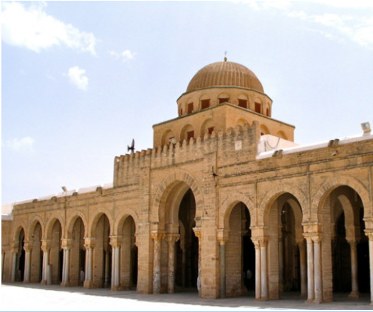 La grande Mosquée de Kairouan (Tunisie). Elle est considérée comme la quatrième ville sainte en Islam après La Mecque, Médine et Qods. Elle abritait l'un des plus grands centres d'enseignement de la jurisprudence malékite au IX ème siècle.