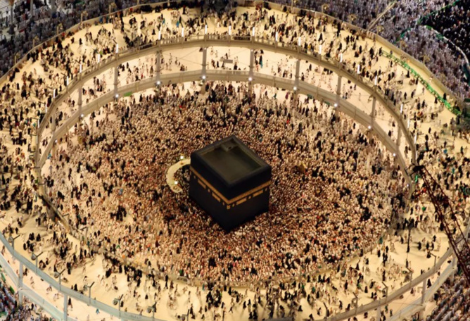 Vue depuis les tours du Mecca Royal Hotel Clock Tower, sur les pèlerins à la Grande Mosquée, à la Mecque, durant Ramadan en 2015, ville sainte de l'Islam située au coeur de l'Arabie Saoudite.