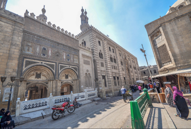 Al Azhar Al Sharif mosque and university, Minaret of Qunsah al Ghuri on the right. Jorge Láscar/Flickr