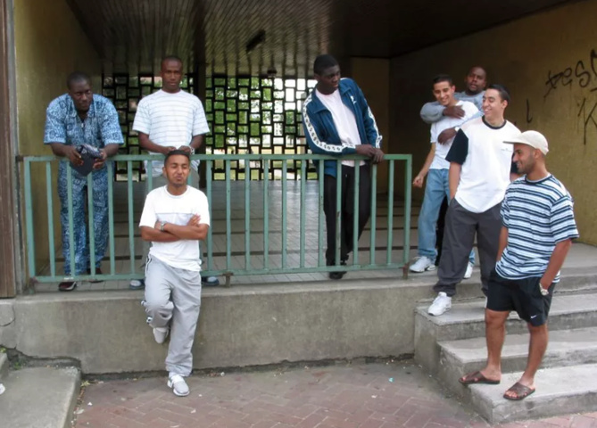 Des jeunes de la cité de la Grande Borne à Grigny, en 2002, l'un des terrains où Fabien Truong mène ses enquêtes. KARIM TRABELSI / AFP