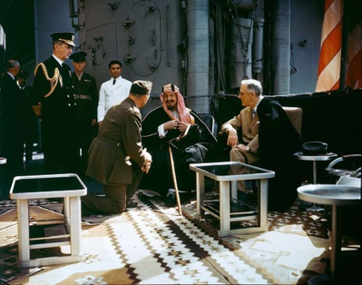 Roosevelt avec le roi Al-Saoud sur le croiseur Quincy William Leahy sur le Quincy en 1945/Wikipedia