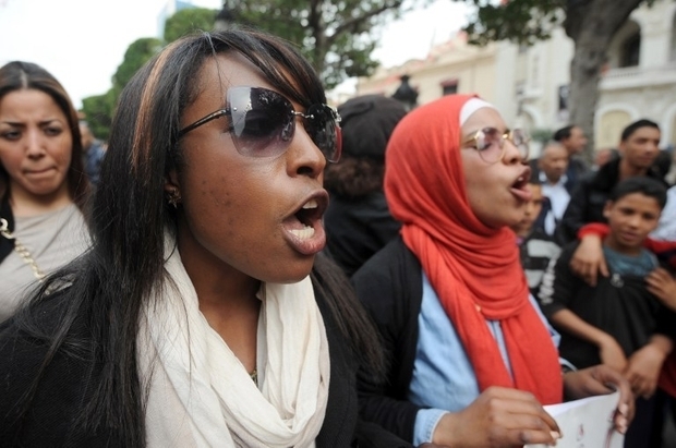 Des Tunisiennes crient des slogans lors d’une manifestation pour protester contre les discriminations et exiger une loi punissant le racisme, en mars 2014 à Tunis (AFP) Des Tunisiennes crient des slogans lors d’une manifestation pour protester contre les discriminations et exiger une loi punissant le racisme, en mars 2014 à Tunis (AFP)