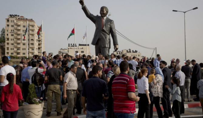 A Ramallah, une statue de Nelson Mandela. Ce dernier écrivait en 2011 une lettre à un journaliste américain: «Les Arabes palestiniens n’ont aucune place dans un Etat ‘juif’. L’apartheid est un crime contre l’humanité. Israël a privé des millions de Palestiniens de leur liberté et de la propriété.» KEYSTONE