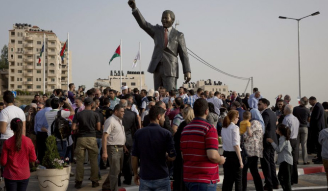 A Ramallah, une statue de Nelson Mandela. Ce dernier écrivait en 2011 une lettre à un journaliste américain: «Les Arabes palestiniens n’ont aucune place dans un Etat ‘juif’. L’apartheid est un crime contre l’humanité. Israël a privé des millions de Palestiniens de leur liberté et de la propriété.» KEYSTONE A Ramallah, une statue de Nelson Mandela. Ce dernier écrivait en 2011 une lettre à un journaliste américain: «Les Arabes palestiniens n’ont aucune place dans un Etat ‘juif’. L’apartheid est un crime contre l’humanité. Israël a privé des millions de Palestiniens de leur liberté et de la propriété.» KEYSTONE