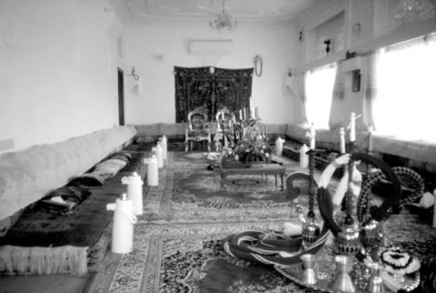 La salle de fête préparée pour un double mariage à Ṣan‘â’ (H. Schönig)