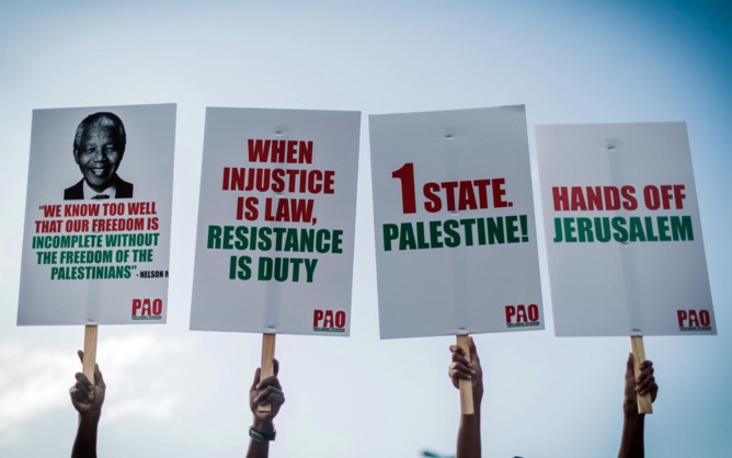 Manifestation de groupes pro-palestiniens et autres organisations à Durban, le 2 juin 2018, pour protester contre le meurtre de Palestiniens par les forces israéliennes à Gaza (AFP)