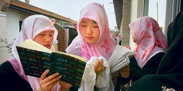 Jeunes femmes musulmanes dans un  village musulman pour les études arabes, à Wuzhong, en Chine (Photo muslimvillage.com)
