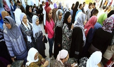 Femmes devant un bureau de vote. Reuters/Zohra Bensemra