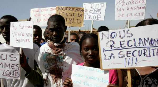 Des étudiants africains manifestent à Rabat contre le racisme. AFP/Abelhak Senna. [Note : La question peut-être étendue à la situation des immigrés noirs ou autres dans certains pays du monde musulman...].