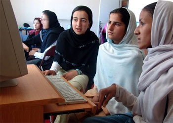 Femmes afghanes suivant des cours d'informatique (© UNESCO/J. Musawer)
