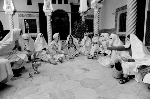 Le haïk algérien, entre reconnaissance et indifférence.