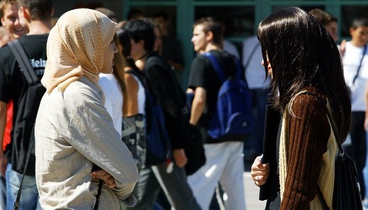 Devant le lycée Marcel Bloch de Bischeim, dans la banlieue de Strasbourg, le 2 septembre 2004 (F. FLORIN AFP) Devant le lycée Marcel Bloch de Bischeim, dans la banlieue de Strasbourg, le 2 septembre 2004 (F. FLORIN AFP)