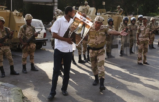 Un manifestant pro-Morsi face à un militaire égyptien (Reuters/JDD)