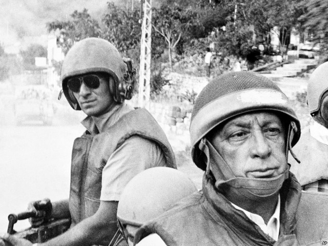 Ariel Sharon, alors ministre de la Défense, sur un véhicule blindé à la périphérie de Beyrouth, le 15 juin 1982, lors de l'invasion du Liban par l'armée israélienne. (AP/SIPA)
