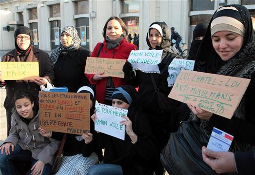 Le foulard islamique à la croisée d'enjeux socio-Politique.