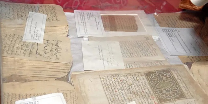 Le Maroc restitue au Mali des copies des manuscrits historiques du savant Ahmed Baba de Tombouctou Le Maroc restitue au Mali des copies des manuscrits historiques du savant Ahmed Baba de Tombouctou