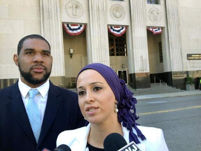 Le directeur exécutif du CAIR-MI, Dawud Walid (à gauche) et Lena Masri, avocate principale du CAIR-MI, parlant devant le palais de justice fédéral de Détroit. (Crédit photo : Brandy Baker/The Detroit News)