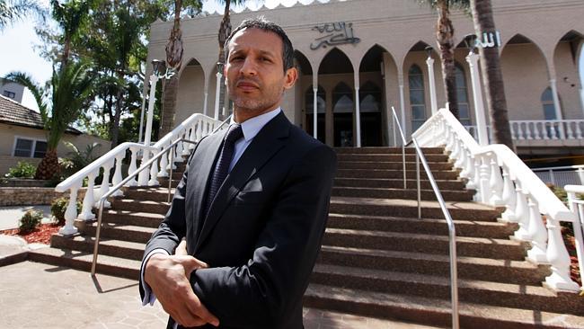 Samier Dandan à l'extérieur de la mosquée Lakemba. Photo : Sam Mooy, source (News Corp Australia)