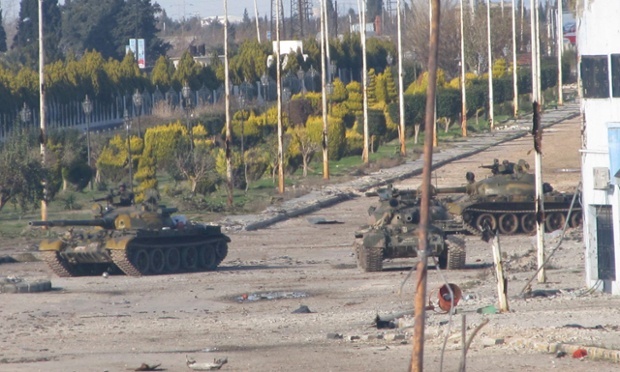 Les chars syriens sont repérés près de Bab Amr, à Homs, en 2012. Photo: Reuters