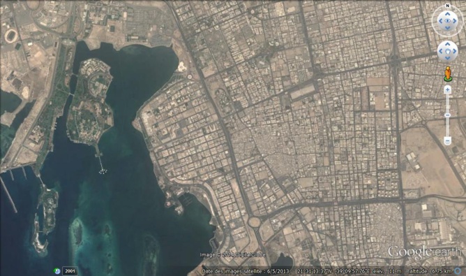 La baie de Jeddah dont les îles et le littoral ont été remblayés. Au centre de la baie, sur une île aux contours régularisés, la construction monumentale qui a sans doute inspiré le palais où se déroule une partie du roman. Enclavés aujourd’hui entre des autoroutes, on distingue les quartiers anciens au tissu plus dense.
