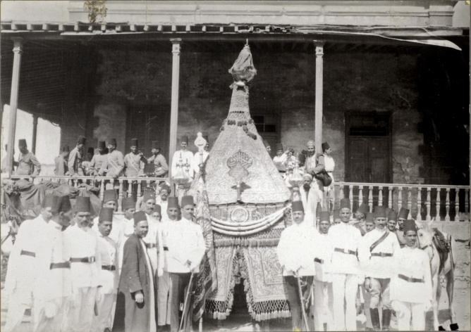 Fig.2 Mahmal en partance pour La Mecque s. d. (début du XXe siècle ?), Impression en demi-tons, 20 cm x 28.5 cm. IMM.PH.PH.3442. © QMAMedia Collections Department, Doha.