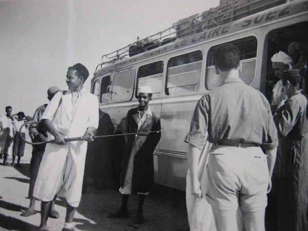 Une opération de désinfection d’un car oranais (Septembre 1953) /Source: Archives Diplomatiques de Nantes/mimmoc.revues.org