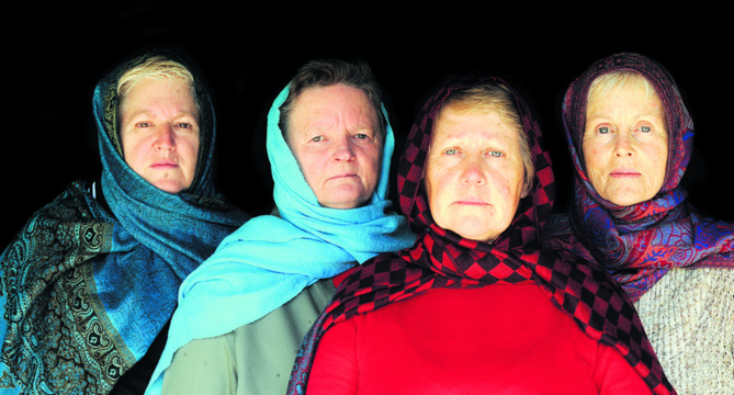 Jan McDonald, Marg Edwards, Marg Wallin et Helen Dunlop portent le hijab en solidarité pour les femmes musulmanes. Crédit Photo : The Maitland Mercury