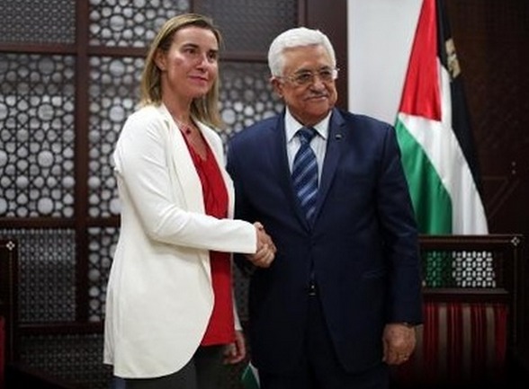 La chef de la diplomatie européenne Federica Mogherini reçu par le président de l'Autorité Palestinienne Mahmoud Abbas à Ramallah, en Cisjordanie, le 8 novembre 2014. Photo AFP