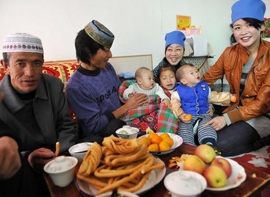 Trois générations d'une même famille de musulman Hui. Asia news Agency.