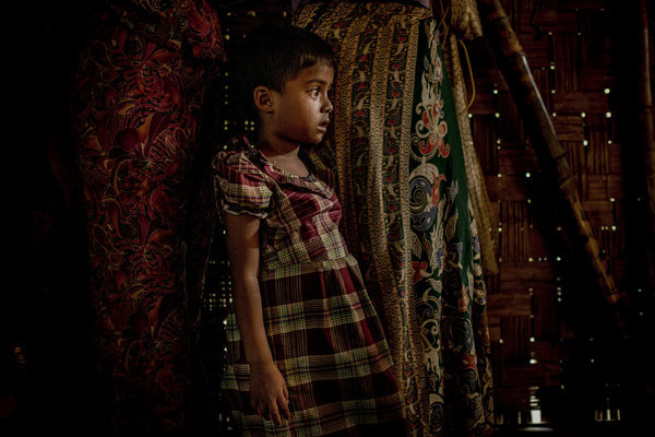 Une fille Rohingya dans une cabane dans un camp de personnes déplacées à la périphérie de Sittwe, dans l'Etat Rakhine. Crédit Tomas Munita pour The New York Times.