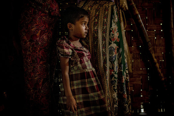Une fille Rohingya dans une cabane dans un camp de personnes déplacées à la périphérie de Sittwe, dans l'Etat Rakhine. Crédit Tomas Munita pour The New York Times. Une fille Rohingya dans une cabane dans un camp de personnes déplacées à la périphérie de Sittwe, dans l'Etat Rakhine. Crédit Tomas Munita pour The New York Times.