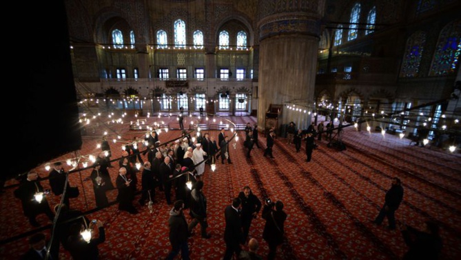Le pape François en train de visiter la Mosquée bleue d'Istanbul en compagnie du Mufti Rahmi Yaran. Crédit photo : FILIPPO MONTEFORTE/AFP Le pape François en train de visiter la Mosquée bleue d'Istanbul en compagnie du Mufti Rahmi Yaran. Crédit photo : FILIPPO MONTEFORTE/AFP