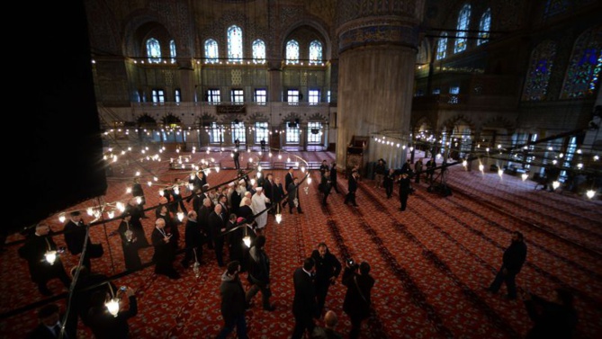 Le pape François en train de visiter la Mosquée bleue d'Istanbul en compagnie du Mufti Rahmi Yaran. Crédit photo : FILIPPO MONTEFORTE/AFP