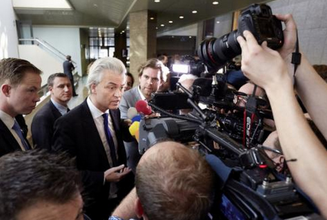 Geert Wilders s'adresse aux médias dans l'enceinte du Parlement à La Haye, aux Pays-bas, mercredi 20 mars 2014 - AFP/ANP/Martijn Beekman Geert Wilders s'adresse aux médias dans l'enceinte du Parlement à La Haye, aux Pays-bas, mercredi 20 mars 2014 - AFP/ANP/Martijn Beekman