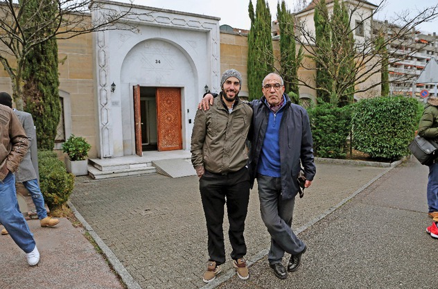 Khalaid et Hafid Ouardiri, directeur de la Fondation l'Entre-connaissance devant la mosquée du Petit-Saconnex. Image: Georges Cabrera