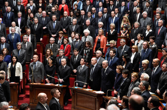 Les députés observent une minute de silence en hommage aux victimes des attentats avant le discours du premier ministre Manuel Valls sur la poursuite de l'engagement des forces armées françaises en Irak, le 13 janvier 2015 | ALAIN GUILHOT/DIVERGENCE POUR LE MONDE Les députés observent une minute de silence en hommage aux victimes des attentats avant le discours du premier ministre Manuel Valls sur la poursuite de l'engagement des forces armées françaises en Irak, le 13 janvier 2015 | ALAIN GUILHOT/DIVERGENCE POUR LE MONDE