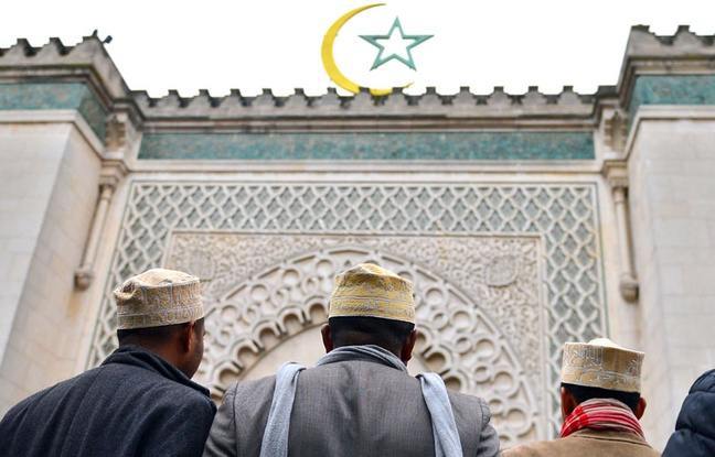 Illustration de musulmans devant la Grande Mosquée de Paris, le 26 octobre 2012. - MIGUEL MEDINA / AFP