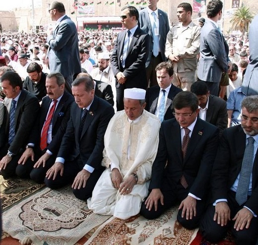 Le premier ministre turc Recep Tayyip Erdogan (3ème en partant de la gauche) prie sur le "square des Martyrs" de Tripoli, en Libye, le 16 septembre 2011/afp.com/Mahmud Turkia/Lexpress.fr