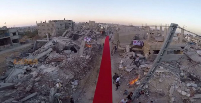 Vidéo : Un tapis rouge déroulé au milieu des ruines à Gaza