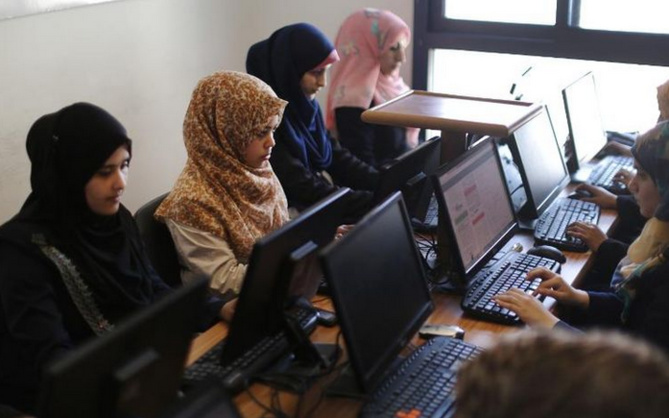 Des Palestiniennes travaillent avec leurs ordinateurs dans la start up Unit One à Gaza, le 18 avril 2015 (Photo MAHMUD HAMS. AFP)