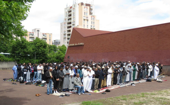Noisy-le-Grand, le 29 mai. Plus de 500 fidèles prient chaque vendredi à côté du gymnase du Champy. Ils réclament un local à la mairie. (LP/S.T.)