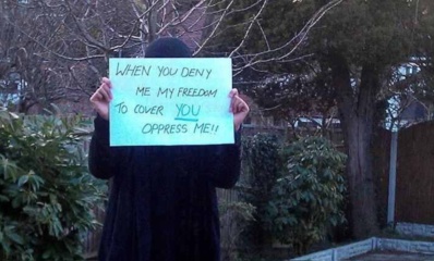 Quand vous contestez ma liberté de me couvrir, c'est vous qui m'oppressez!! Quand vous contestez ma liberté de me couvrir, c'est vous qui m'oppressez!!