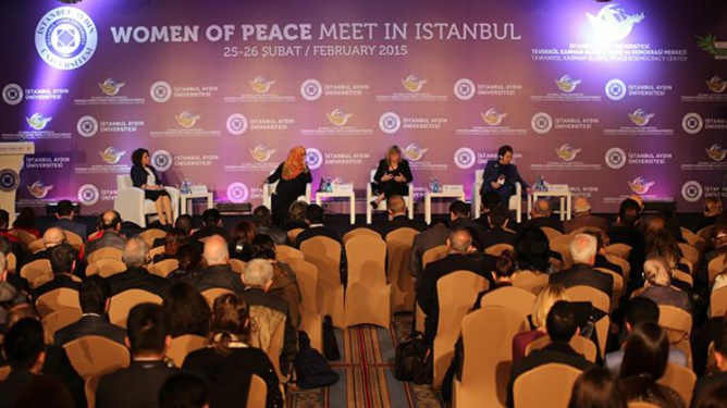 A Istanbul, un forum de débats sur le thème de la paix organisé par des intervenantes féminines.