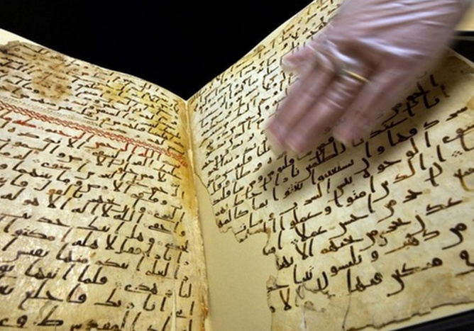 Marie Sviergula, conservatrice de l’université de Birmingham, présente le manuscrit du Coran qui pourrait être l’un des plus vieux du monde. Paul Ellis/AFP