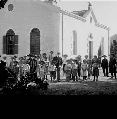 Écoliers allemands de Wilhelma devant l'école au début du XXe siècle. Source inconnue